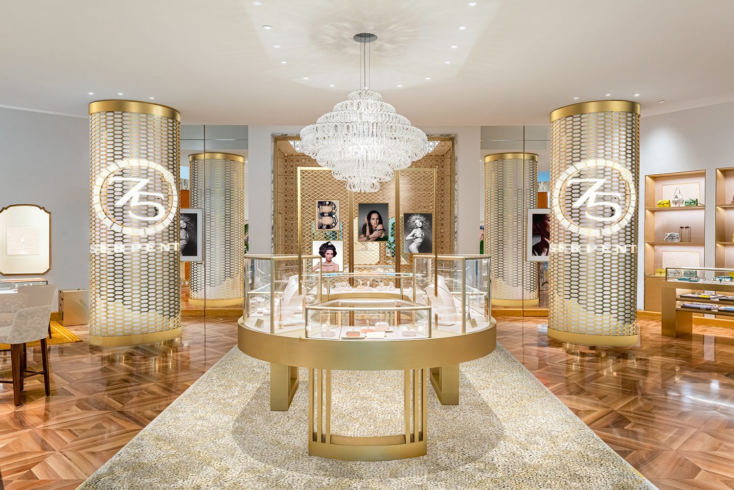 Columnas textiles de latón calado.