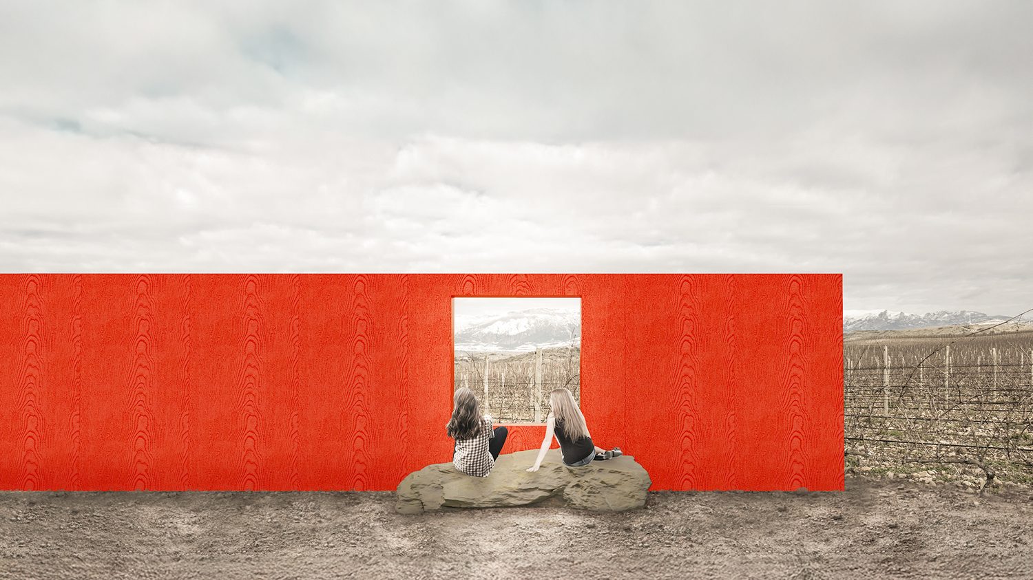 Vista frontal, el hueco encuadra las viñas y la sierra.